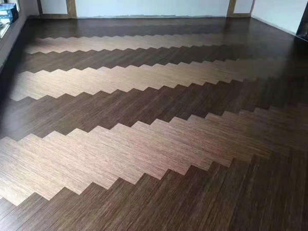 總覺得家里地板鋪設(shè)的沒新意？干脆換成魚骨拼，自帶“大氣”