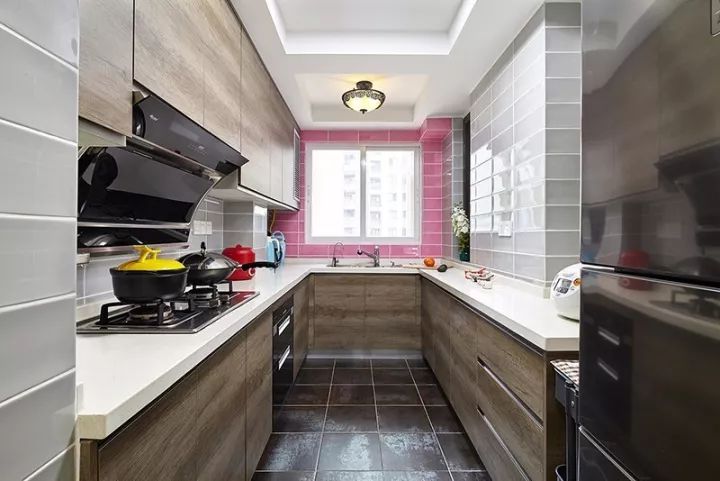 紅磚裝修廚房櫥柜效果圖片大全_廚房吊軌門(mén)效果視頻_廚房門(mén)裝修效果圖