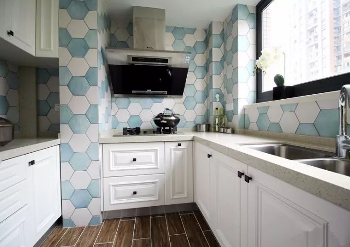 紅磚裝修廚房櫥柜效果圖片大全_廚房吊軌門(mén)效果視頻_廚房門(mén)裝修效果圖