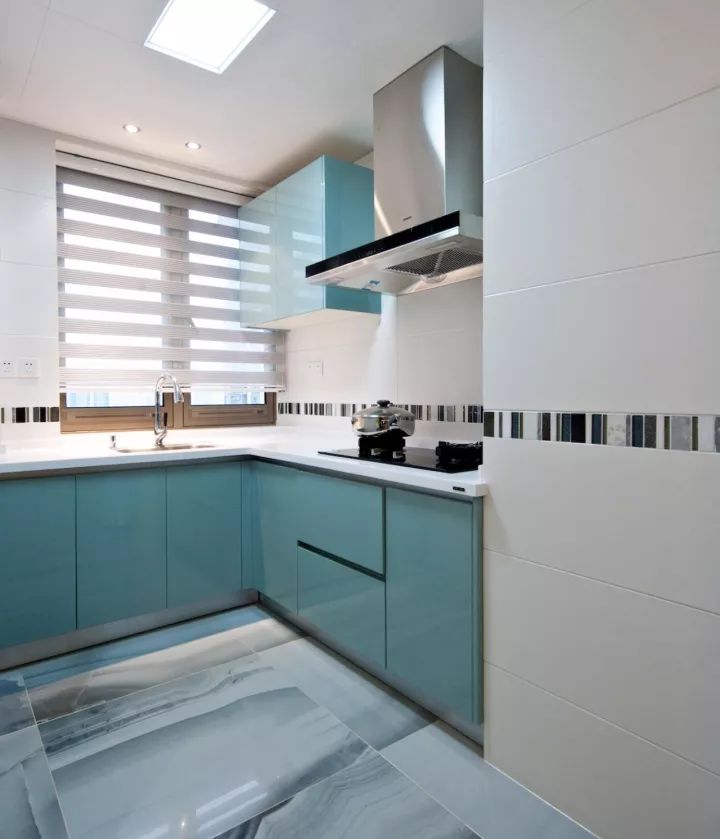 廚房門(mén)裝修效果圖_廚房吊軌門(mén)效果視頻_紅磚裝修廚房櫥柜效果圖片大全