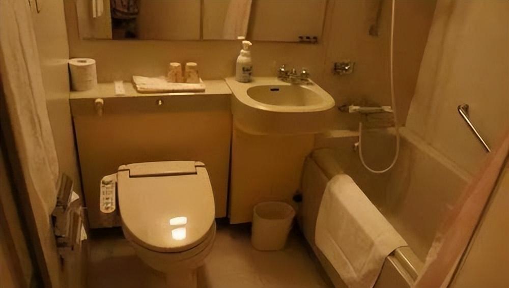 頭一次見日本衛(wèi)生間這樣設(shè)計，浴缸、馬桶還有洗手池連在一起設(shè)計