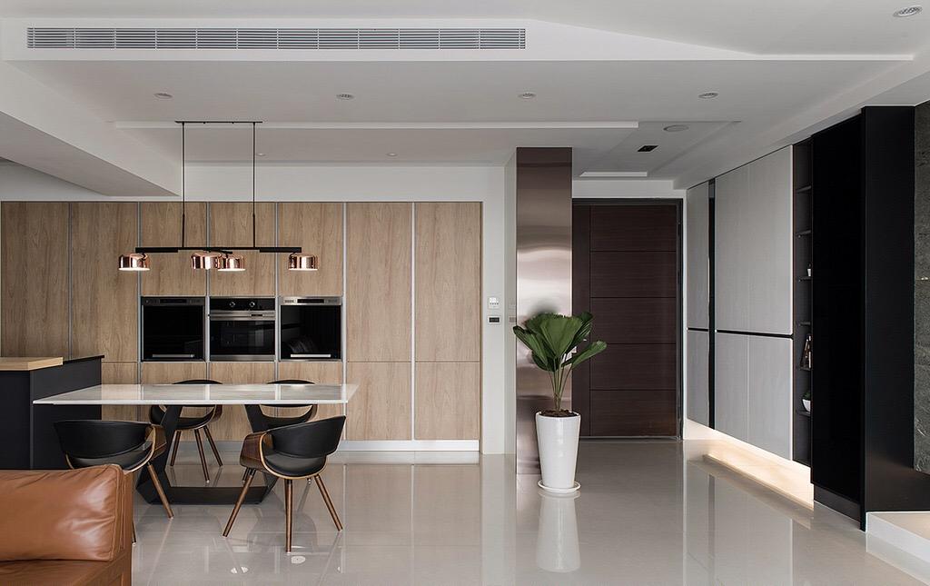 現(xiàn)代簡(jiǎn)約風(fēng)裝修，客廳光線明亮，衣帽間設(shè)計(jì)很特別，看一眼就喜歡