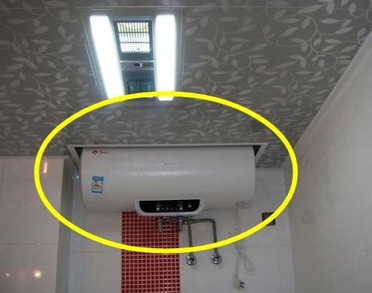 衛(wèi)生間裝吊頂，再裝電熱水器太壓抑了？學(xué)學(xué)這方法，美觀還省空間