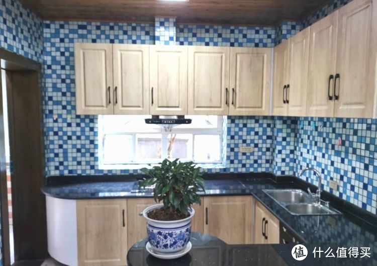 136㎡錯層大四房，優(yōu)雅的新中式裝修，衣柜里面裝廁所，誰見過？