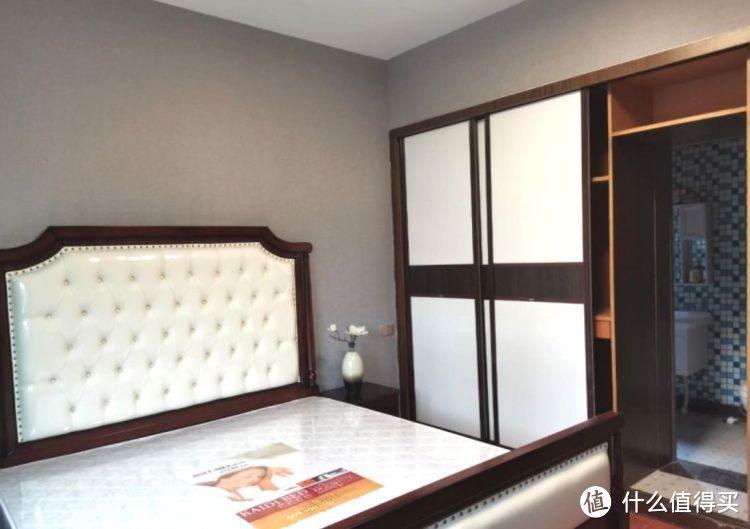 136㎡錯層大四房，優(yōu)雅的新中式裝修，衣柜里面裝廁所，誰見過？