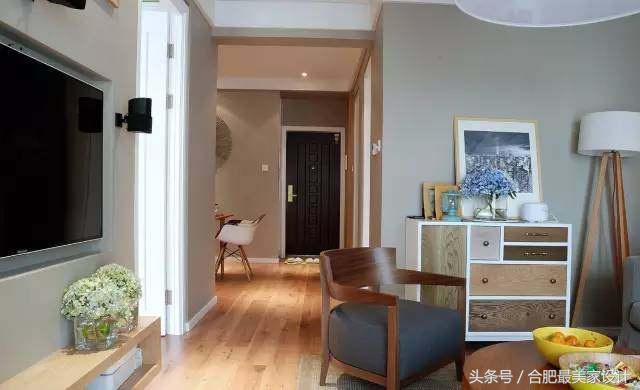 現(xiàn)代簡約的新家裝修的很漂亮，臥室的衣柜旁邊打了書桌，非常實(shí)用