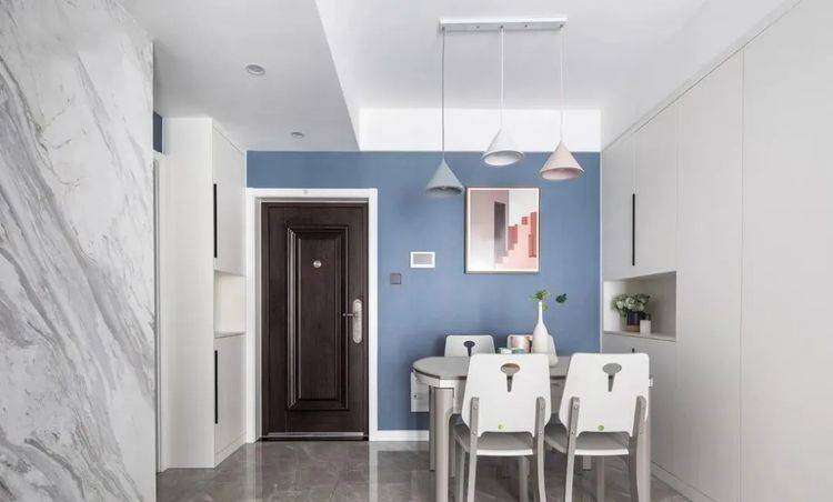 80平兩室，大理石電視墻質(zhì)感十足，餐邊柜、衣柜這樣裝，經(jīng)典實(shí)用