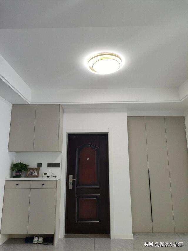 看她家即將要入住的新房，裝修非常簡單，不做電視墻也讓人滿意