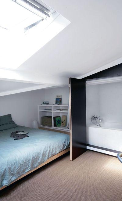 蝸居閣樓只能想辦法，斜墻上裝壁櫥式浴缸不浪費1㎡，看著卻心酸