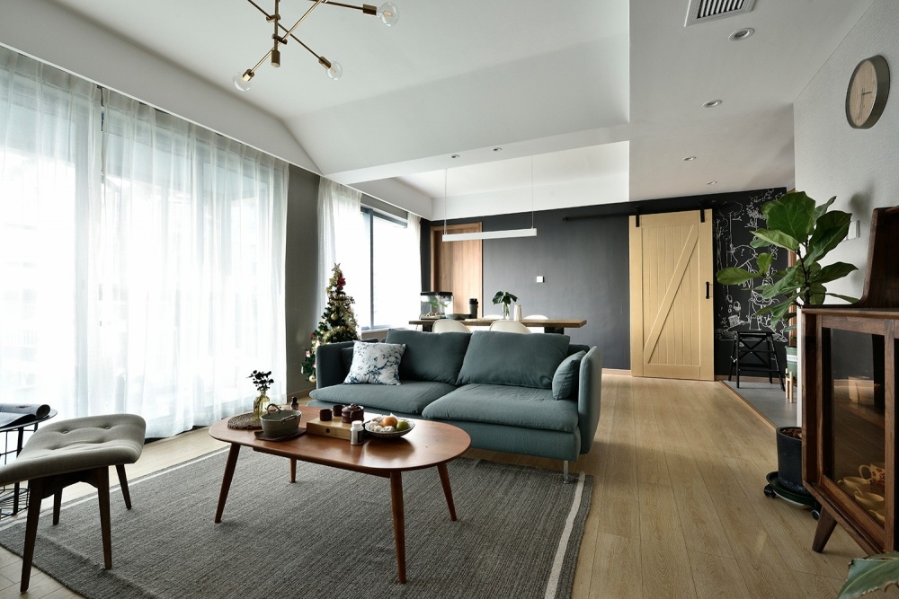 客廳窗簾裝修效果圖這個陽臺太強(qiáng)大，兼顧養(yǎng)花、擼貓北歐極簡客廳設(shè)計圖片賞析