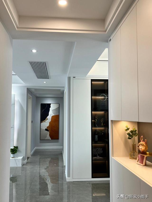 新房裝修完工，全屋定制柜子很喜歡，懸空電視墻顯得很大氣