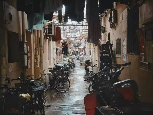 夫妻買上海遠郊25㎡柴棚間，花光積蓄改陽光玻璃房，效果太意外了