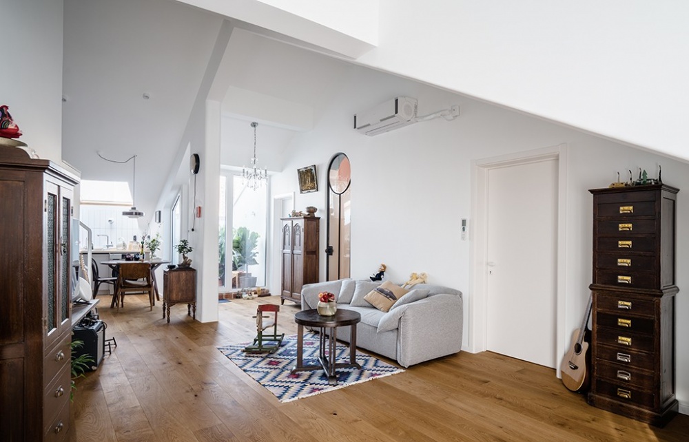 木地板裝修效果圖頂樓不規(guī)則“爛戶型”，改造后房北歐極簡設(shè)計圖片賞析