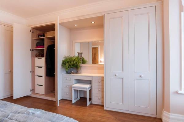 三亞裝修公司：小戶型房子裝修，臥室墻上挖三個壁櫥！