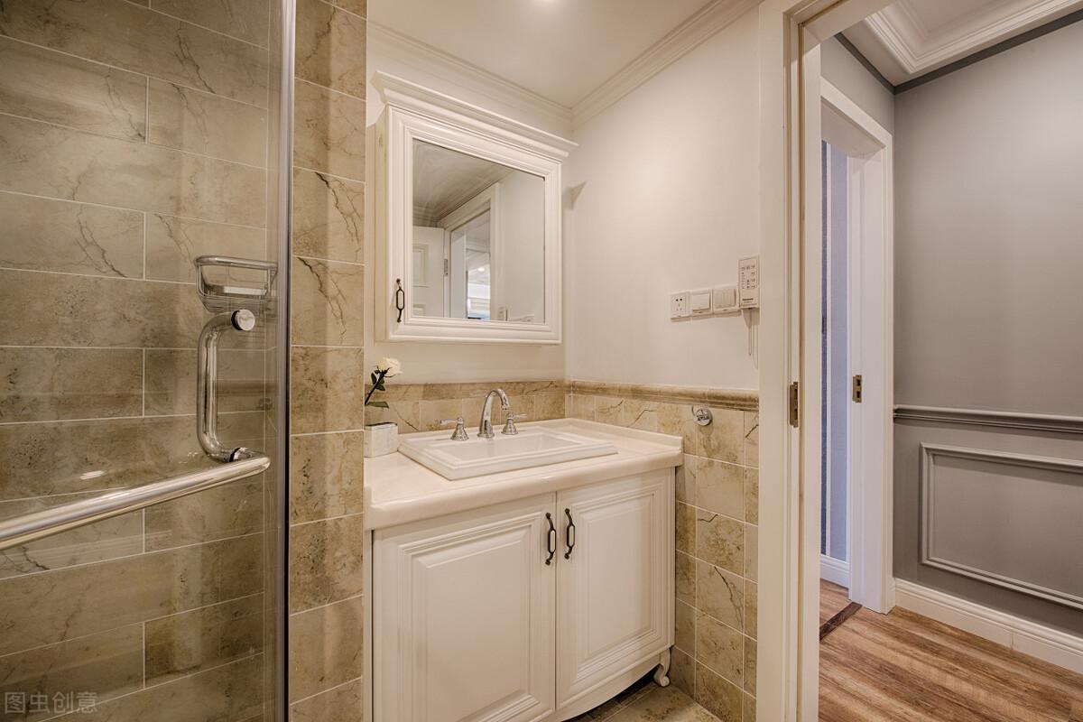 衛(wèi)生間吊頂用什么材質(zhì)？別聽(tīng)?zhēng)煾迪购鲇?，鋁扣板、石膏板都不差