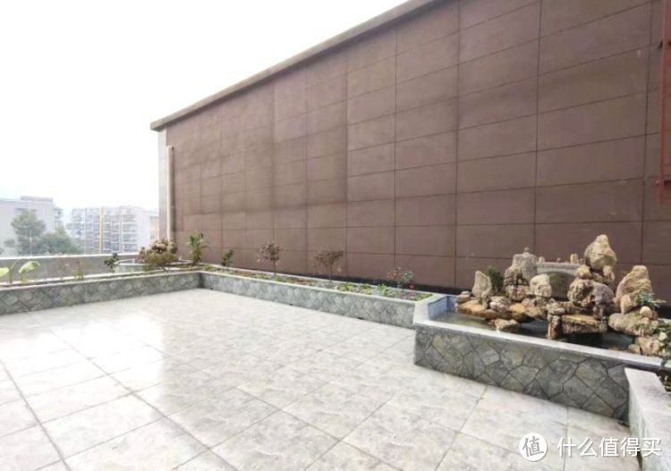 擠破頭買(mǎi)了這套100㎡小三房，送超大平臺(tái)花園，比房子大了一倍