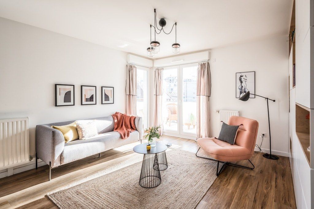 小戶型陽臺曬衣服浪費(fèi)了，打L型榻榻米地臺，朋友來了只想躺在這