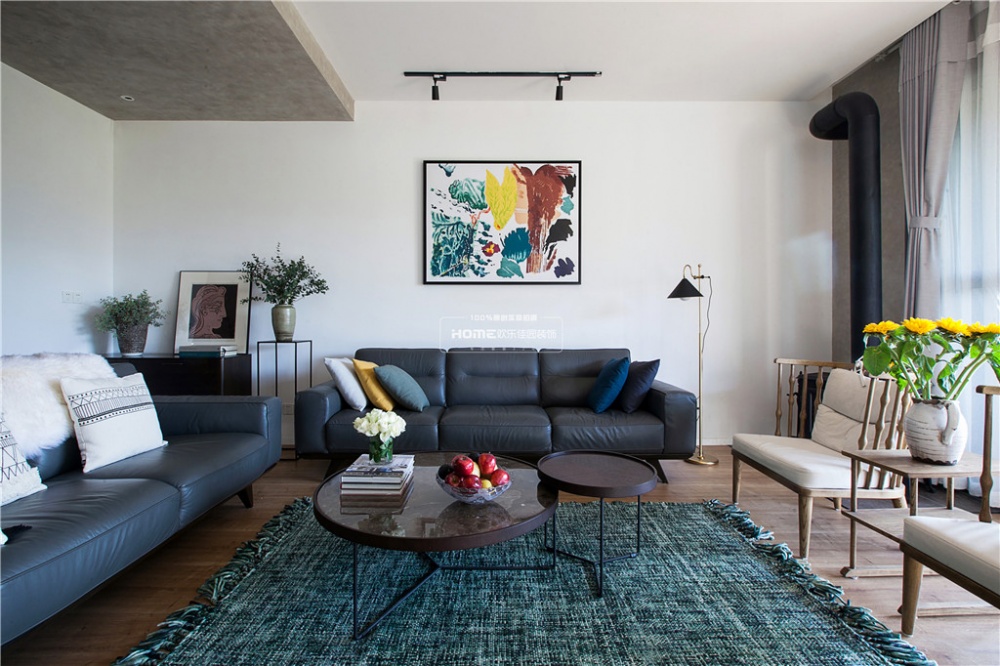 客廳窗簾裝修效果圖水泥墻+原木風(fēng)，這個北歐不一樣北歐極簡客廳設(shè)計圖片賞析